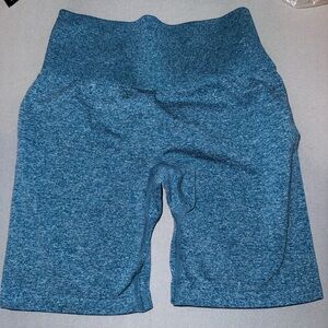 NVGTN SHORTS
•Scrunch butt
•size small
•ocean blue color